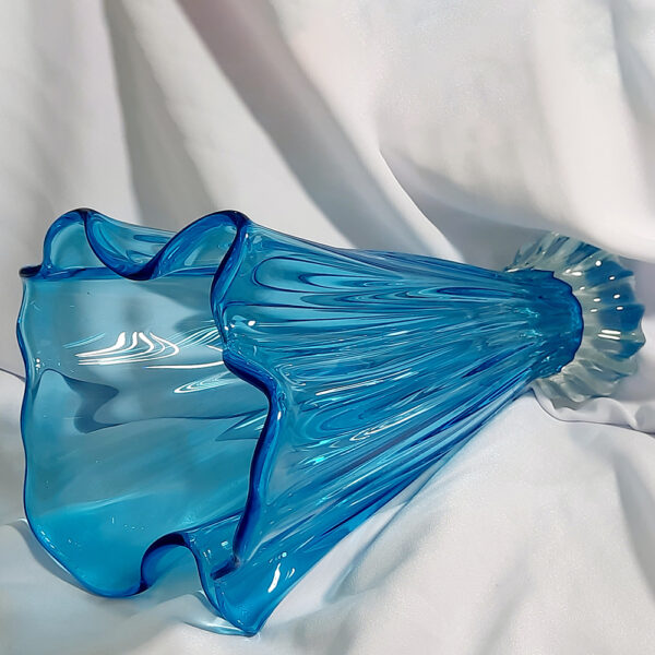 art glass blue hankerchief style vase ag2469